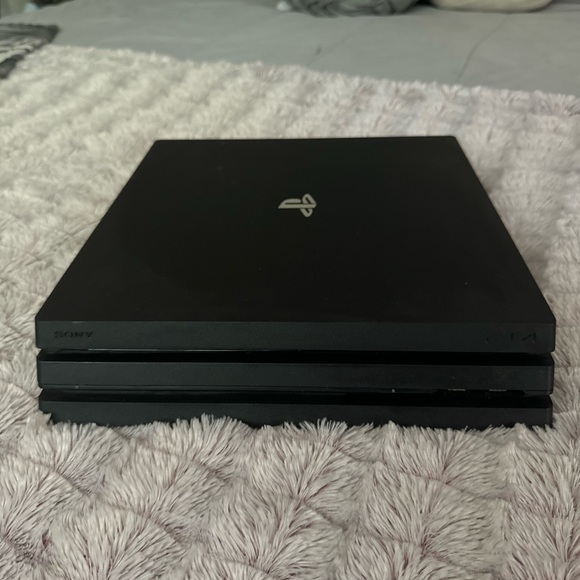 PS4 Gaming Console - Picture 10 of 15